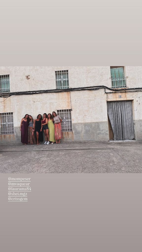 Sara Carbonero con sus amigas en Corral de Almaguer