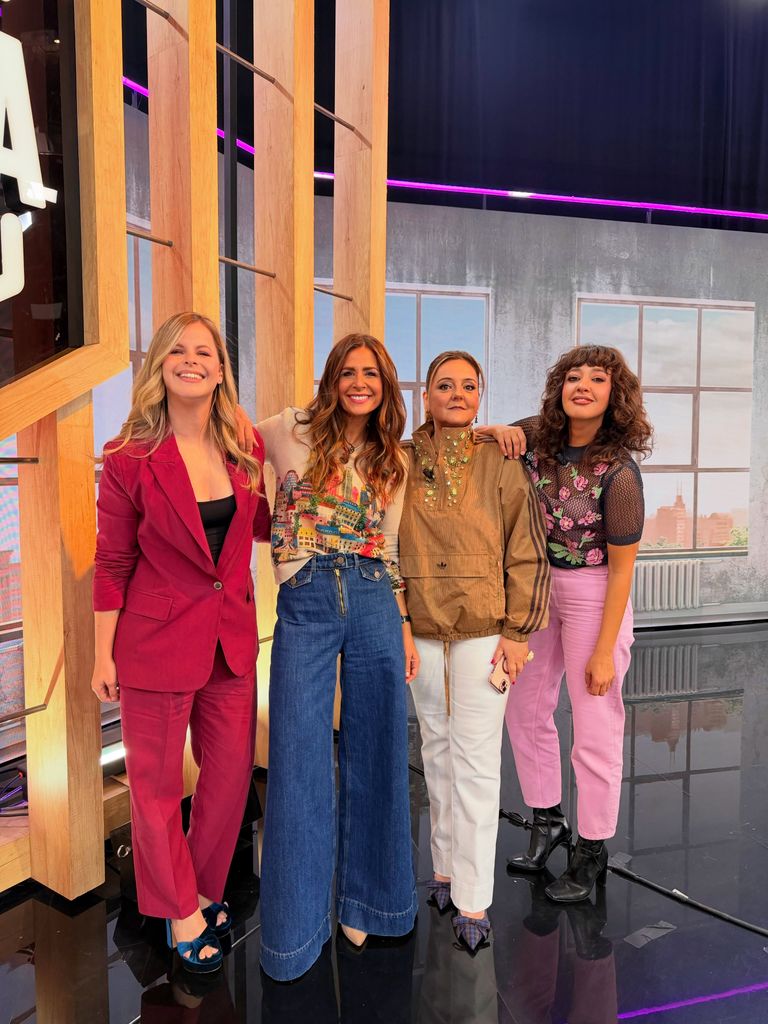 Nuria Roca en plató con vaqueros pata de elefante y un jersey de punto multicolor