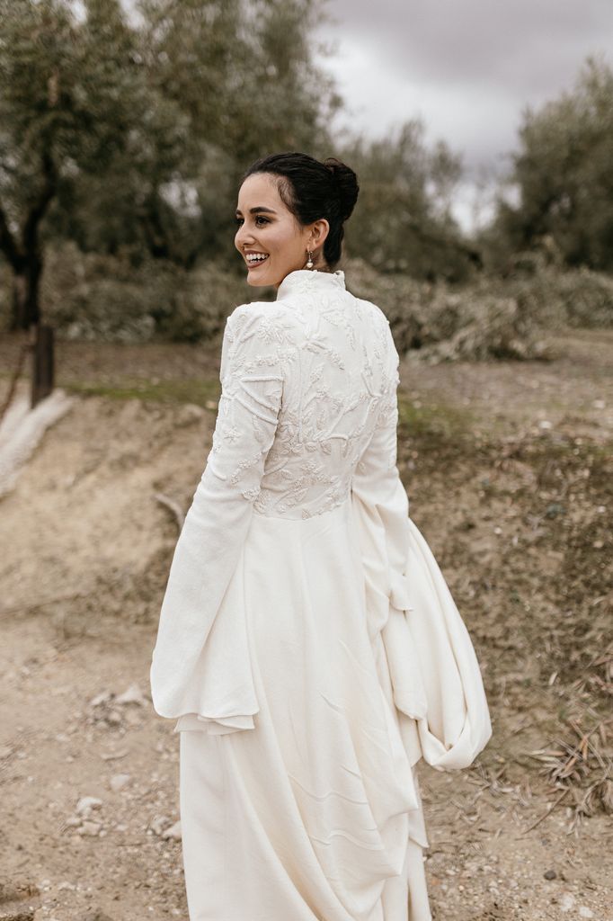 novia viral con abrigo bordado de Valenzuela Atelier