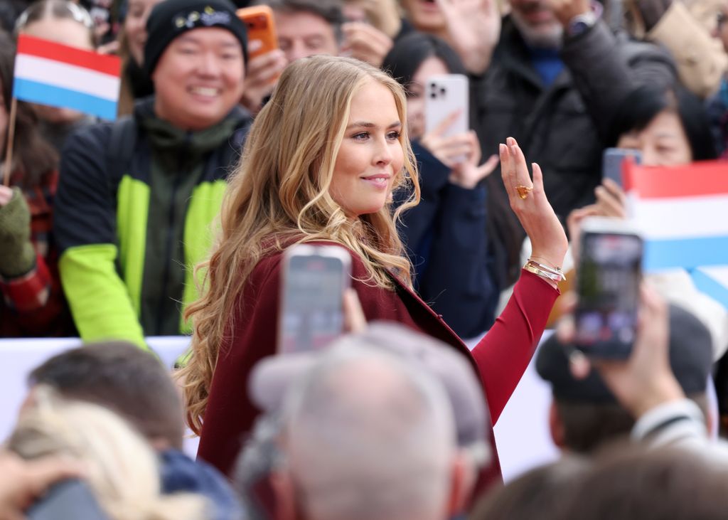 Amalia de Holanda durante su viaje a Luxemburgo para el relevo al trono