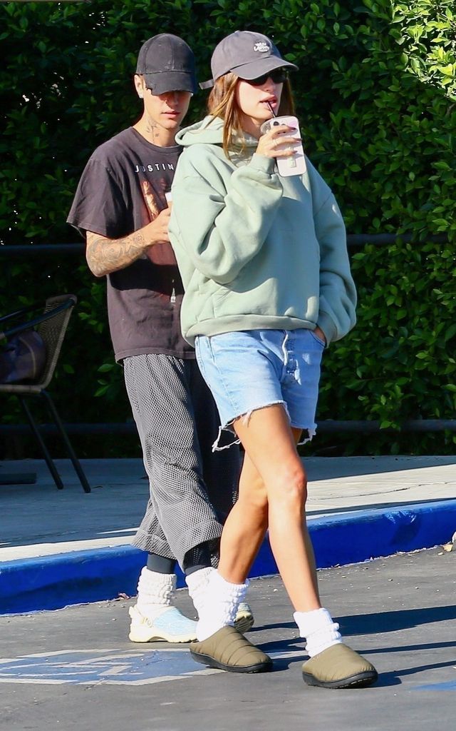 Justin y Hailey Bieber fueron vistos saliendo de un desayuno en Palm Springs con sus amigos. 