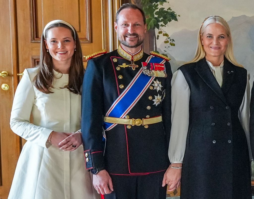 Ingrid de Noruega, Haakon de Noruega y Mette-Marit de Noruega en abril de 2025