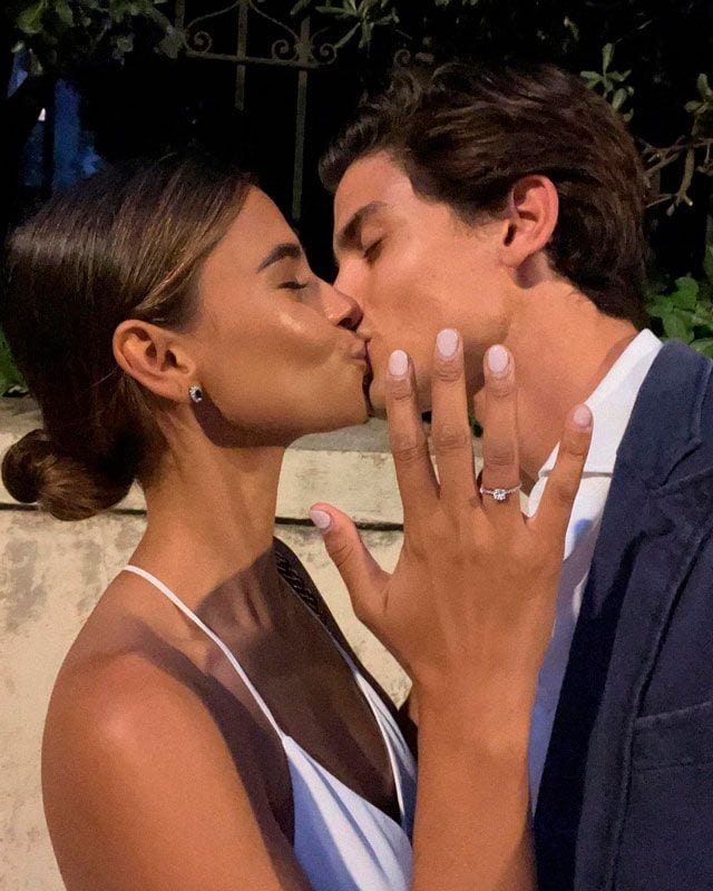 Emitaz y Gerard Sabe enseñando su anillo de compromiso