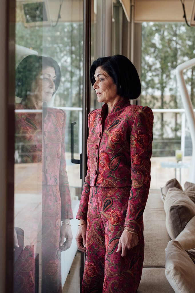 Madre de la novia con traje estampado de jacquard de colores