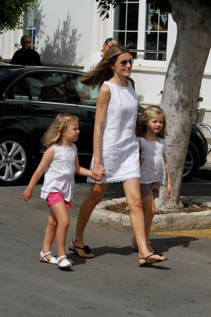 La por aquel entonces princesa de Asturias, doña Letizia, pasea por el club náutico de Palma con un minivestido blanco de Adolfo Domínguez el 2 de agosto de 2011.