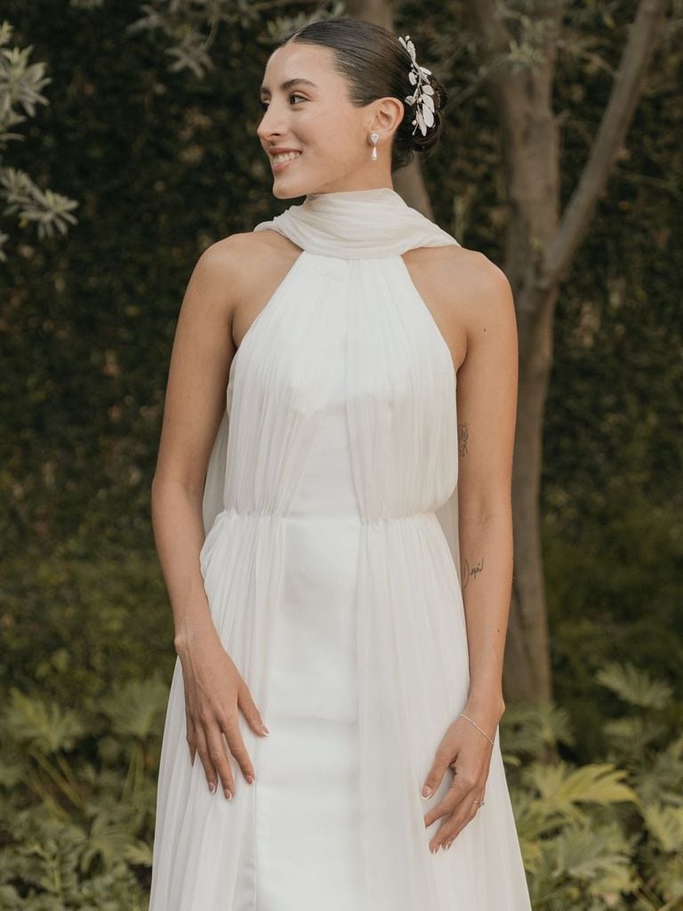 Novias con tocado flores laterales