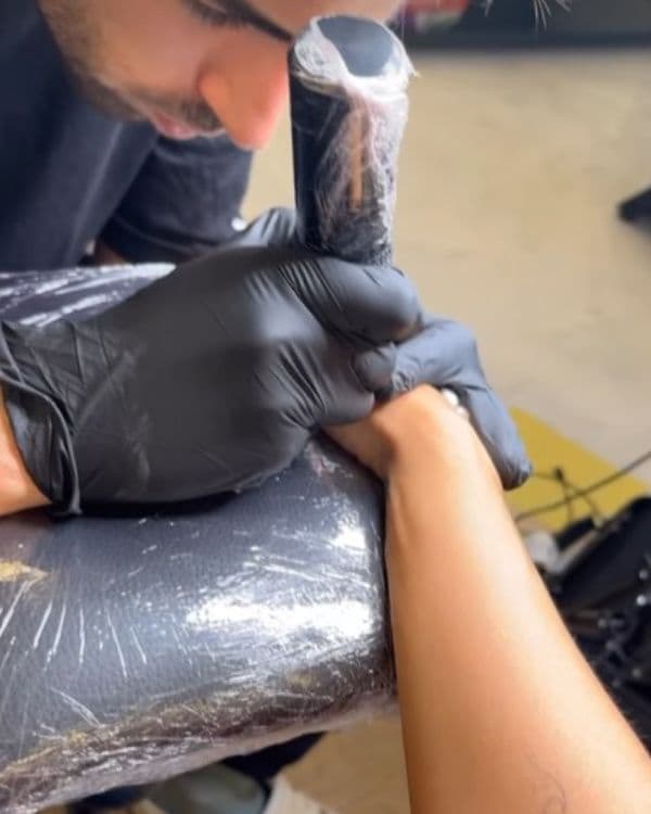 Cristina Pedroche haciéndose un tatuaje 