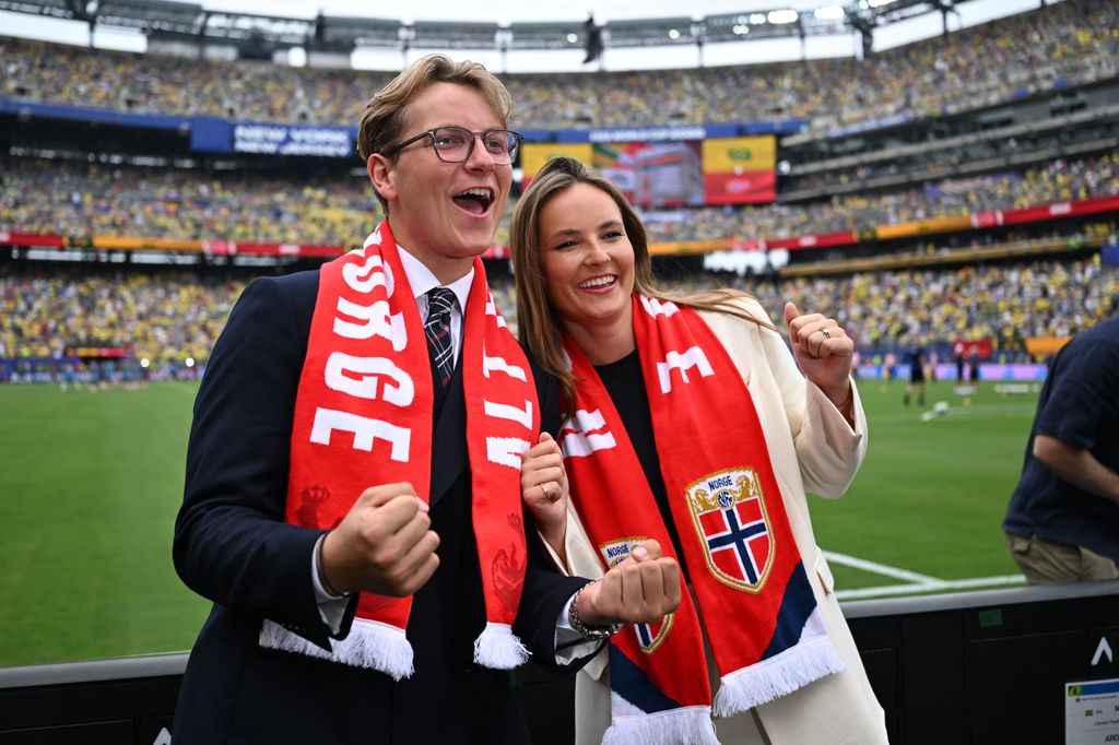 La princesa Ingrid Alexandra de Noruega y el príncipe Sverre Magnus de Noruega posan antes del partido de octavos de final del Mundial de la FIFA 2026 entre Brasil y Noruega, disputado en el New York New Jersey Stadium, el 5 de julio de 2026