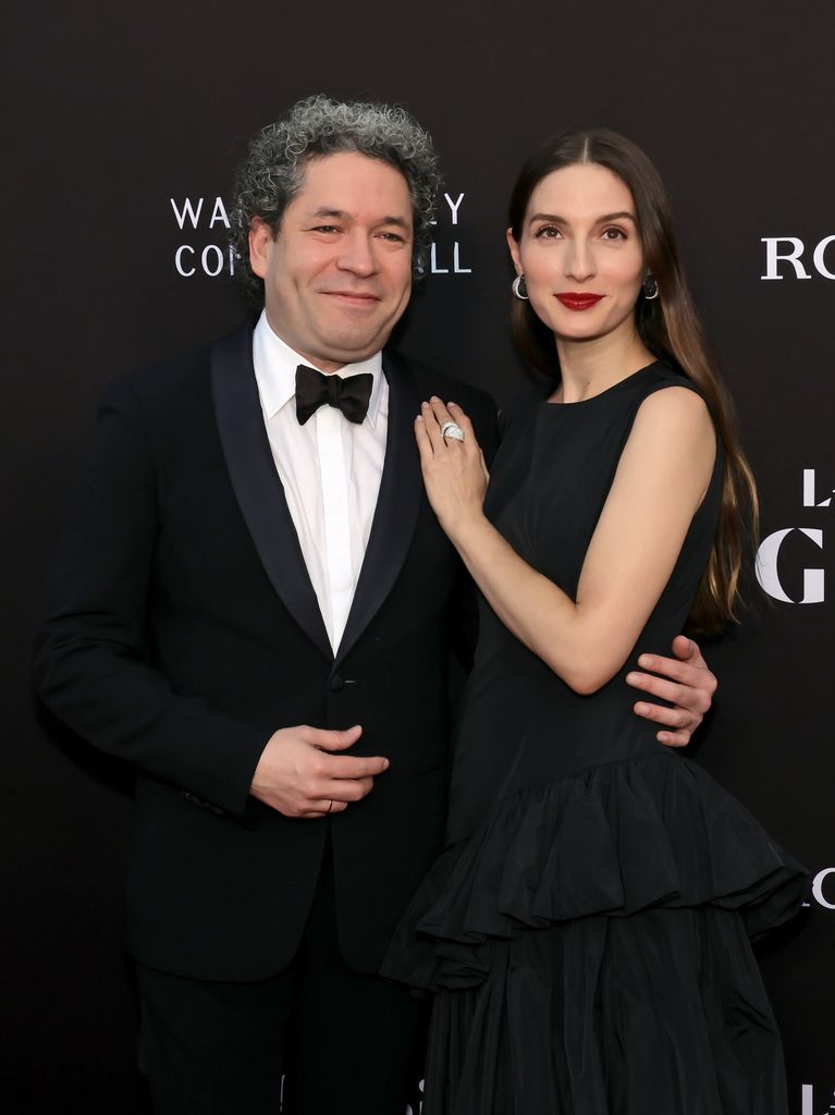 Plano medio de María Valverde y Gustavo Dudamel en Los Angeles Philharmonic Gala 2024