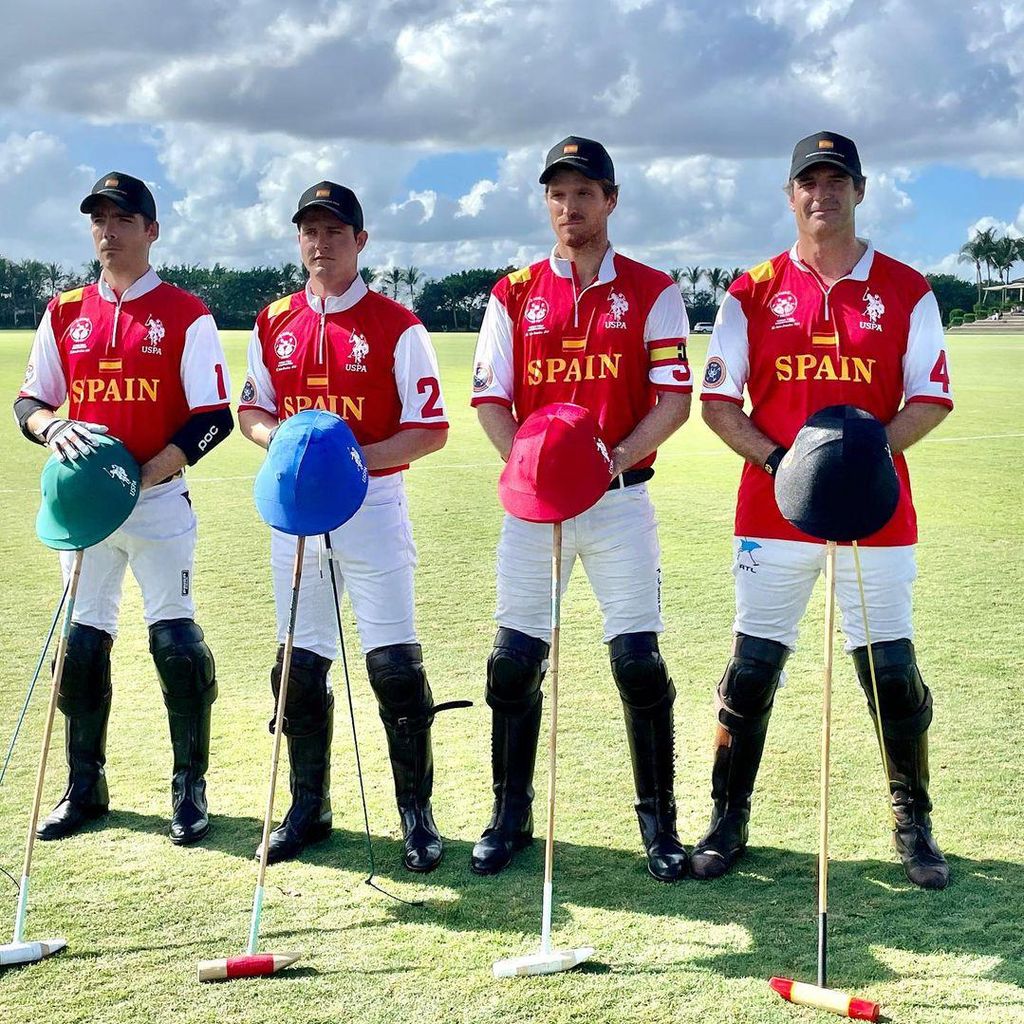 Luis Domecq con sus compañeros de polo