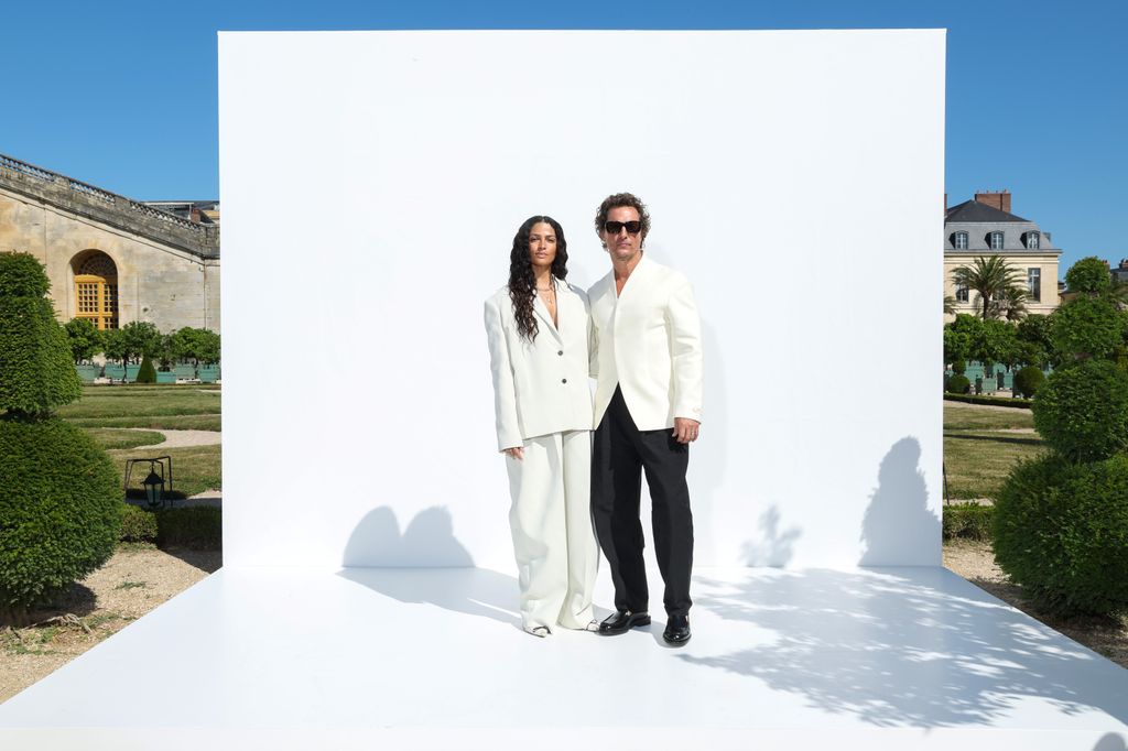 Camilla Alves y Matthew McConaughey en el desfile de Jacquemus en París