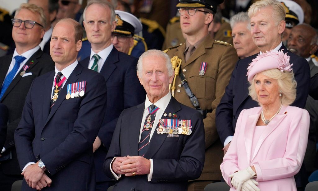 El príncipe William con el rey Carlos y la reina Camilla