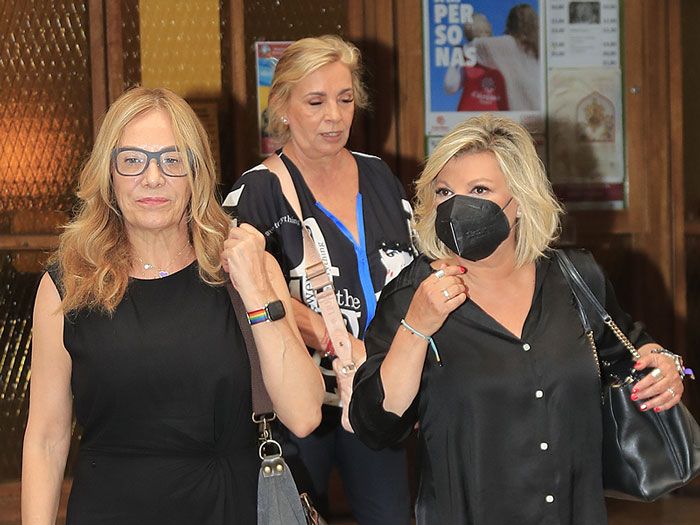 Belén Rodríguez con las hermanas Campos 