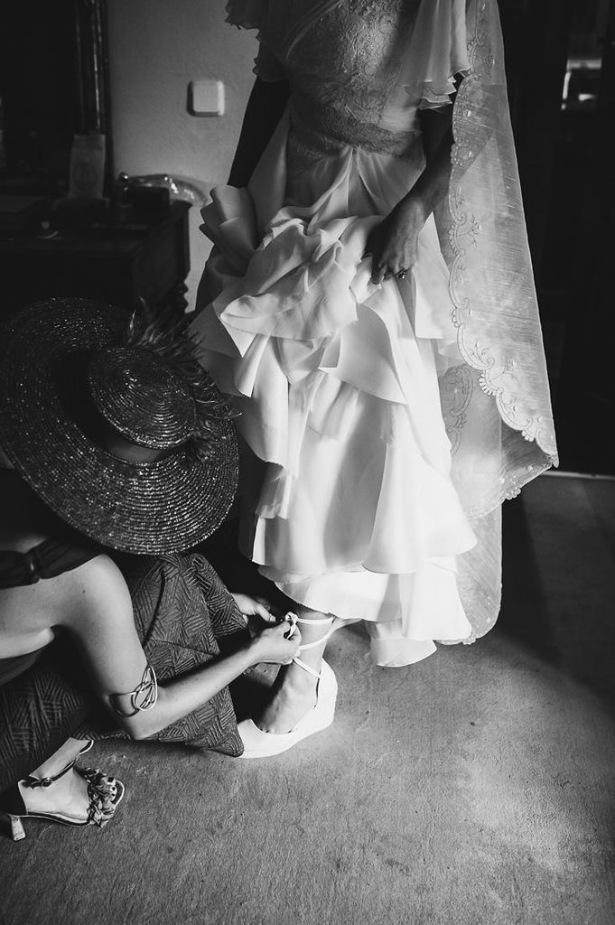 Natalia con vestido de novia de Manuel de Vivar en su boda con Nacho y alpargatas de Castañer