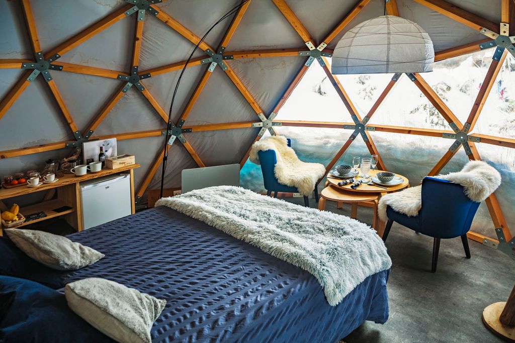 Alojamiento Dome Geodesique. Ubicado en las pistas de esquí de Gourette, en la cima del teleférico de Bézou. Estación de esquí de Gourette, Pirineos Atlánticos, Aquitania, Valle de Ossau, Francia.