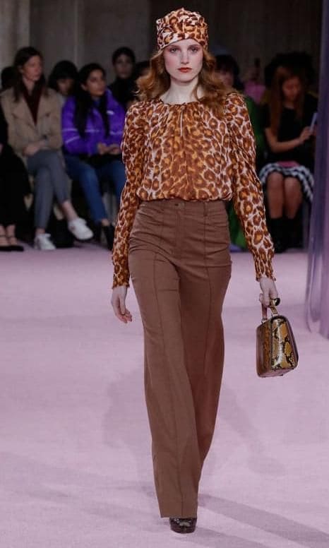 look de la pasarela de kate spade con bolso de piel de serpiente
