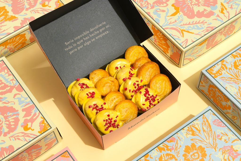 Caja de palmeritas de Manolo Bakes con motivos florales diseñada para el Día de la Madre por Sophie & Lucie.