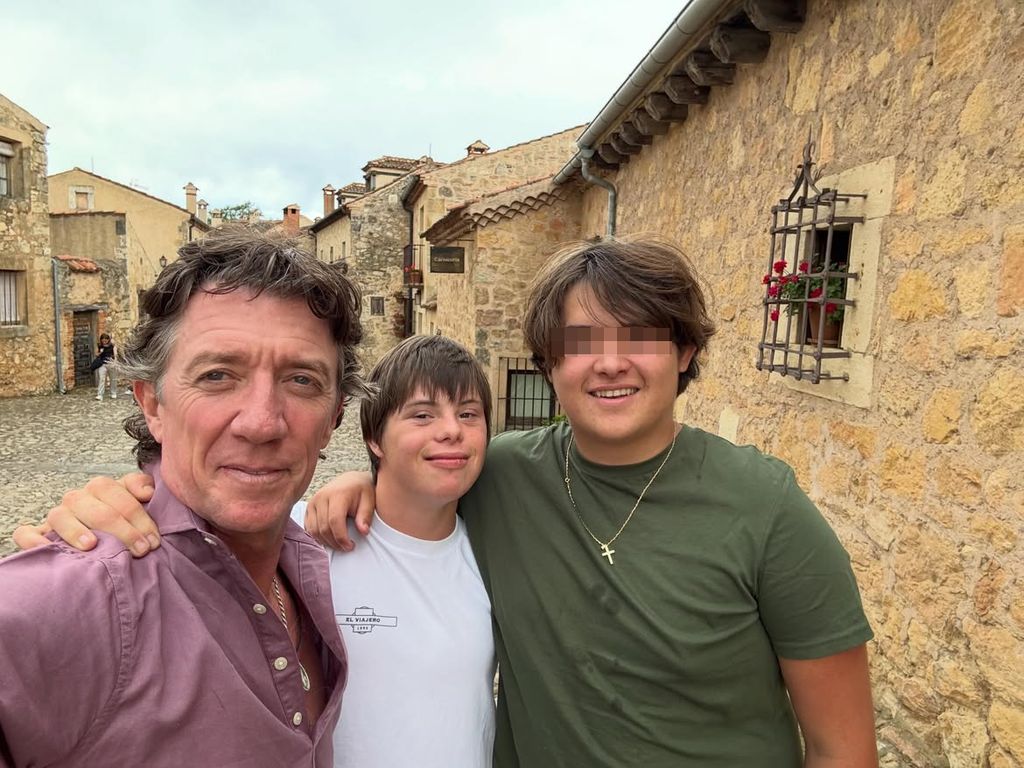 Nicolás Vallejo-Nágera disfrutó de una feliz jornada en Pedraza junto a su hijo Andrea, que reside en Miami, y su sobrino Rosco, hijo de Samantha Vallejo-Nágera