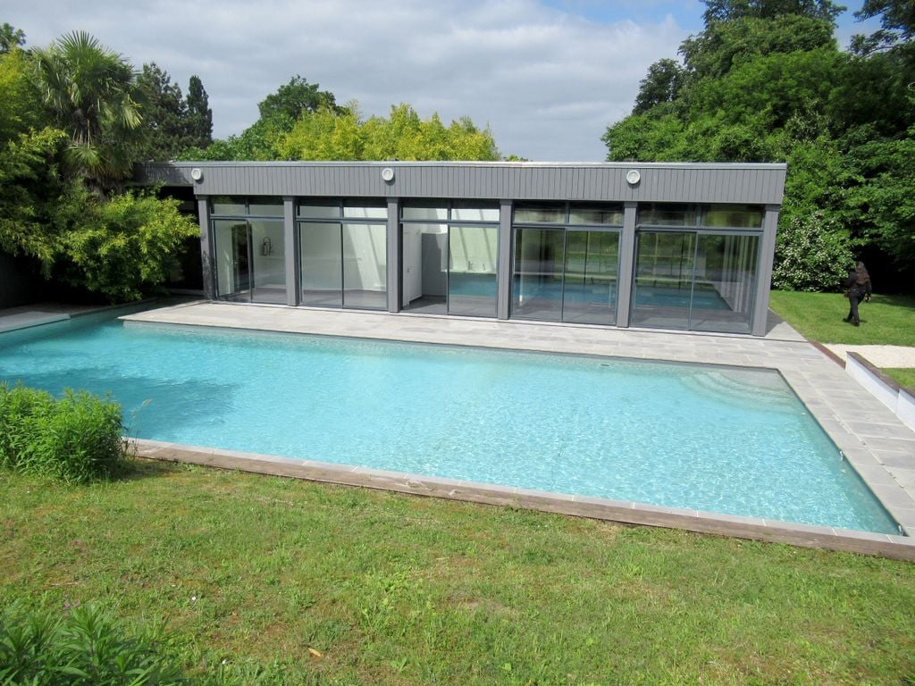 Piscina y casa de la piscina de la villa del diseñador alemán Karl Lagerfeld, en Louveciennes, cerca de París.