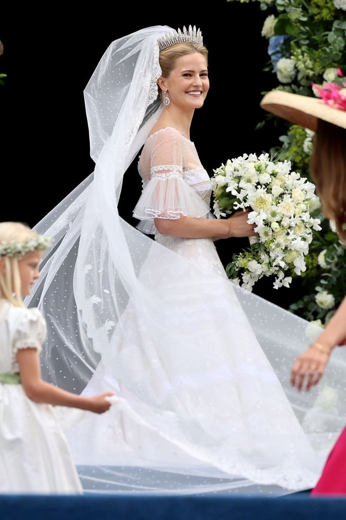 La princesa Marie Caroline de Liechtenstein, vestida de novia, llegando a la iglesia 