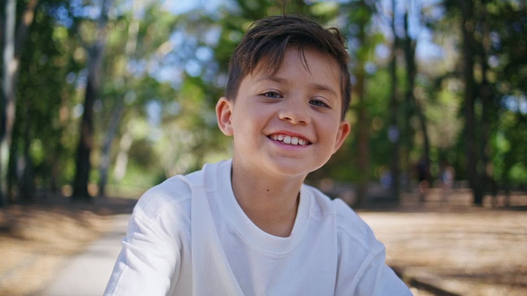 Niño sonriente al aire libre