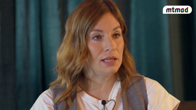Primer plano de Leire Martínez en una entrevista de Mediaset