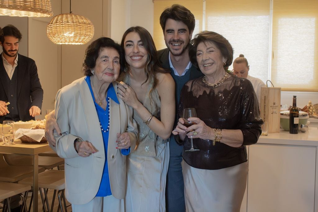 Raquel y Vicen con sus abuelas: a la derecha, Amalia, madre de Raquel Revuelta