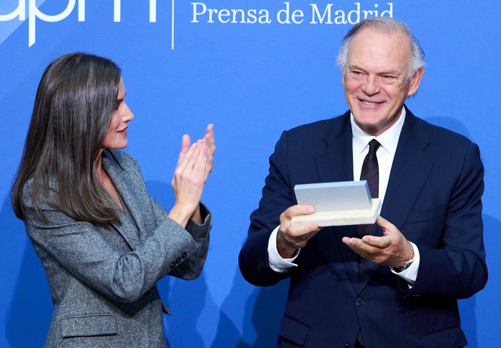 La reina Letizia entrega a Pedro Piqueras el premio al Mejor Periodista del 2023 de la Asociación de Prensa de Madrid