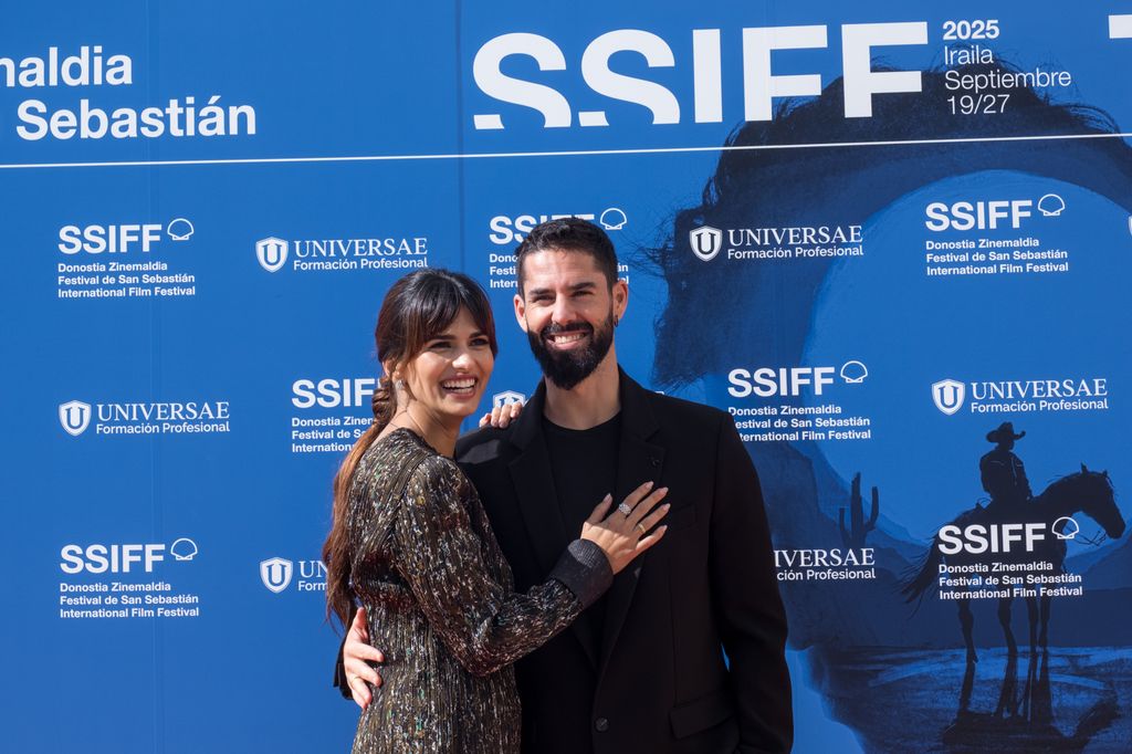 Sara Sálamo posa muy cariñosa con Isco Alarcón en la presentación de En Silencio