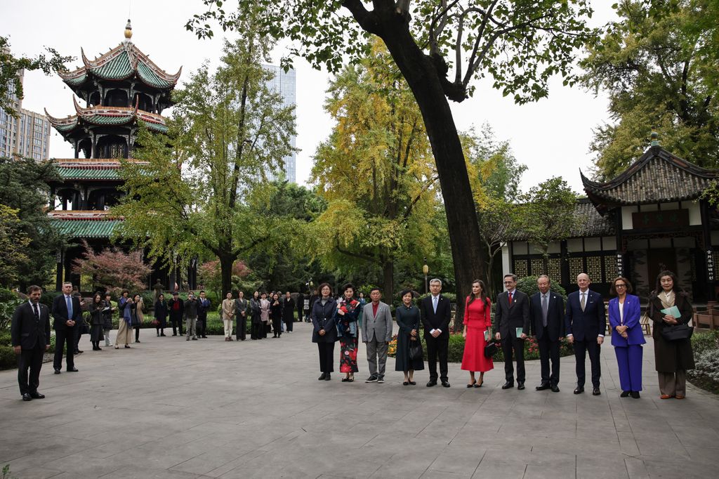 La reina Letizia en el parque Wangianglou de Chengdu para homenajear a Antonio Machado 