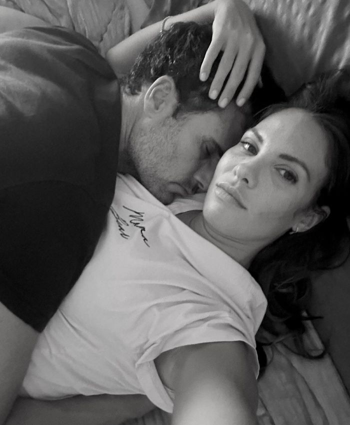 Pablo Marqués y Jessica Bueno abrazados
