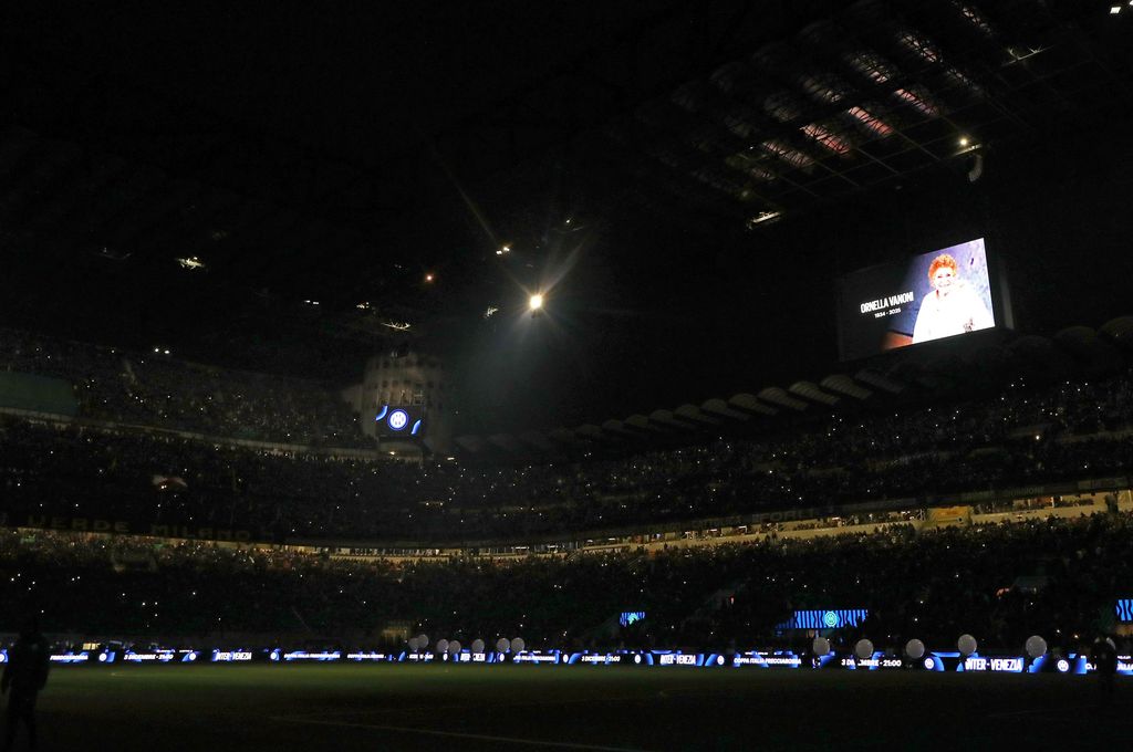 Homenaje a Ornella Vanoni en un partido de futbol