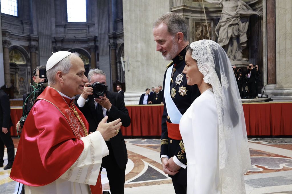 Los reyes Felipe y Letizia en el Vaticano en la misa inaugural de León XIV