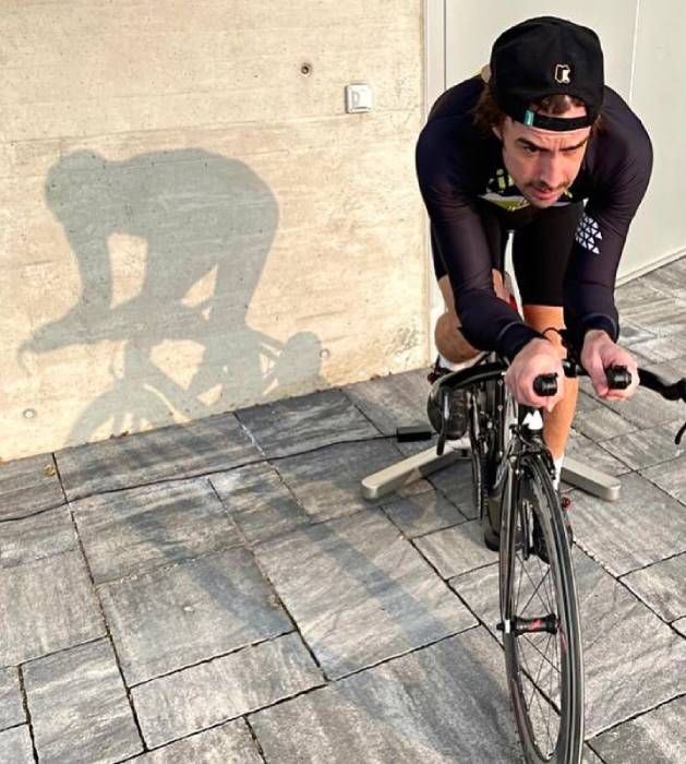 Fernando Alonso vuelve a montar en bici
