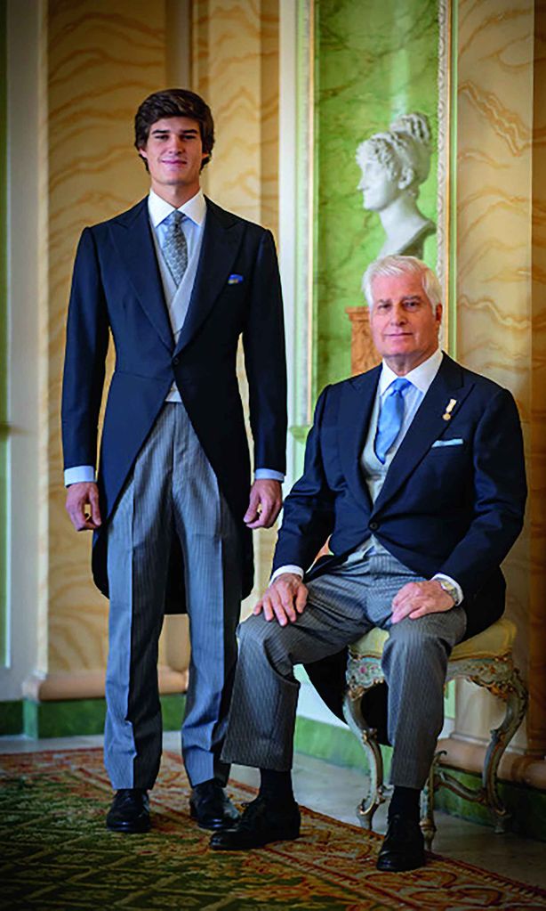 Carlos Fitz-James Stuart Solís y su padre, el duque de Alba, en el palacio de Liria