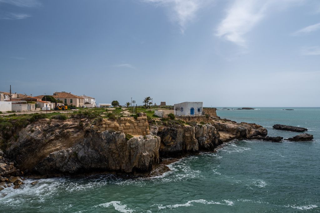 En verano, Tabarca se llena de barcos, turistas y restaurantes abiertos; en invierno, la isla recupera el silencio y deja al descubierto los problemas de vivir todo el año rodeado de mar