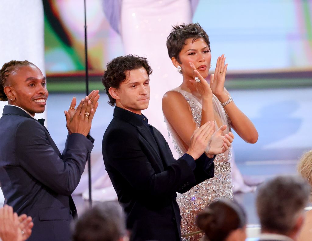 Tom Holland y Zendaya, desde las primeras filas del Peacock Theater, celebrando los éxitos de sus colegas.