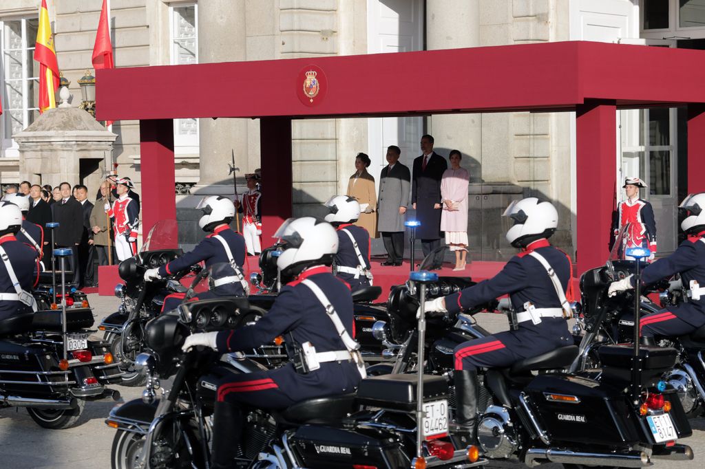 Dos imágenes del Palacio Real de Madrid el 28 de noviembre de 2018 en el recibimiento al Presidente de China