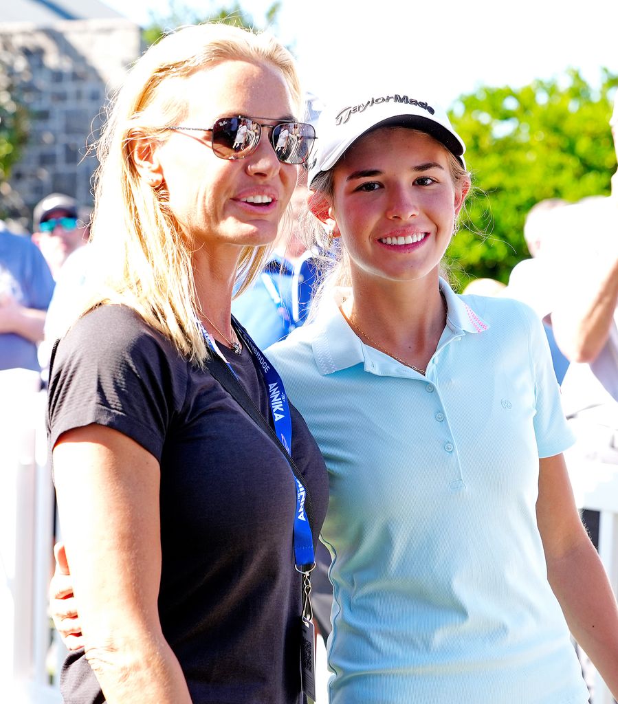 Kai Trump, futura estudiante de la Universidad de Miami, posa para una fotografía junto a su madre, Vanessa Trump, tras finalizar su segunda ronda durante el torneo The Annika driven by Gainbridge at Pelican, el 14 de noviembre de 2025, en el Pelican Golf Club de Belleair, Florida