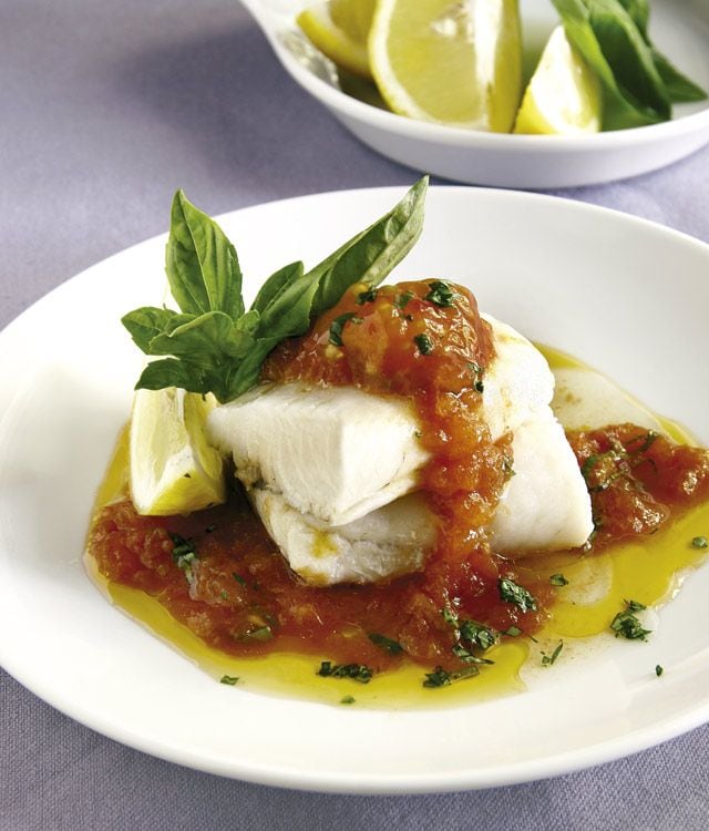 Merluza con tomate y albahaca