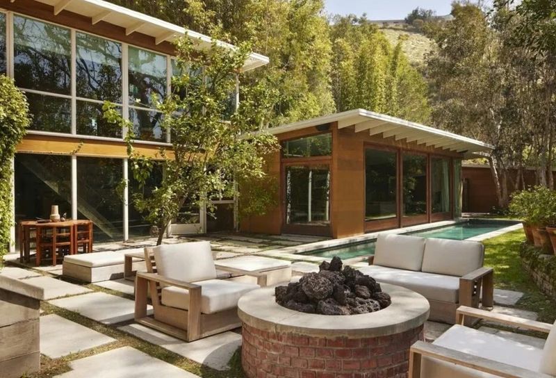 La actriz Dakota Johnson pone a la venta su icónica casa de Hollywood por más de 5 millones