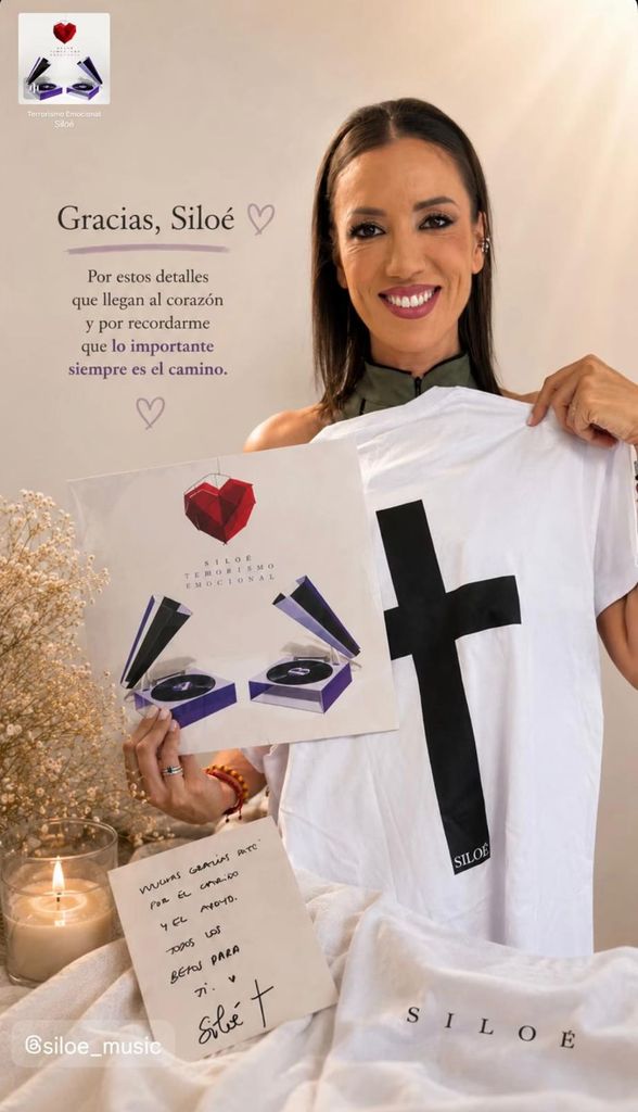 Patricia Pardo posa con el regalo de Siloé