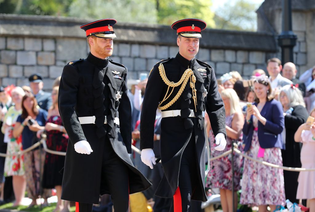 Plano medio de Príncipe Harry y Príncipe Guillermo llegando a la boda con Meghan