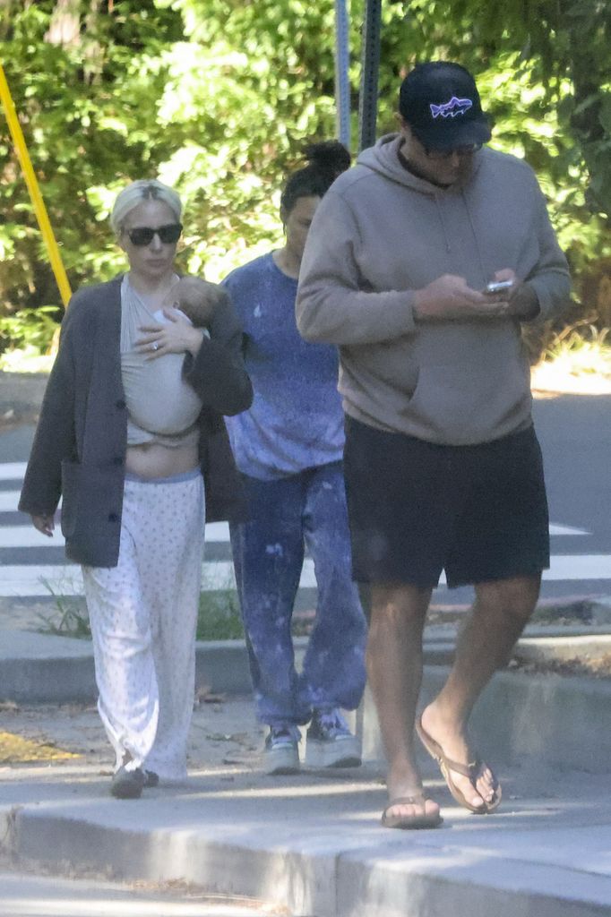Lady Gaga fue captada el pasado 11 de septiembre dando un paseo mientras llevaba a su bebé en un fular. La cantante fue captada con su agente, Alexandra Trustman, además de su prometido Michael Polansky.
