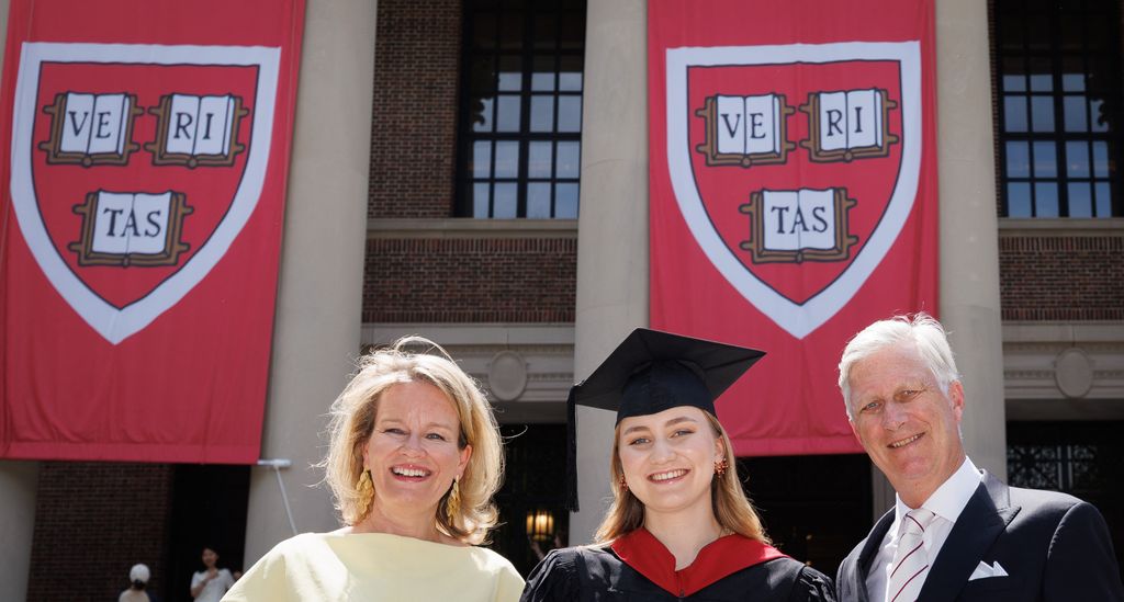 Primer plano de los reyes belgas junto a su hija mayor en la Universidad de Harvard