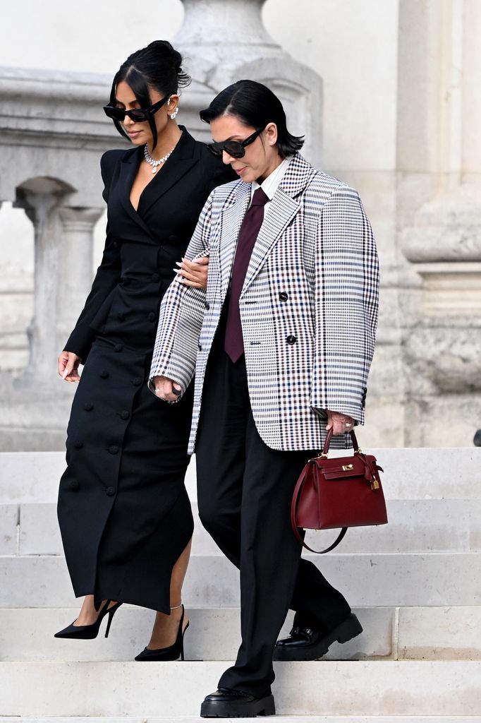 Kim Kardashian llegó en un total look de diseñador 