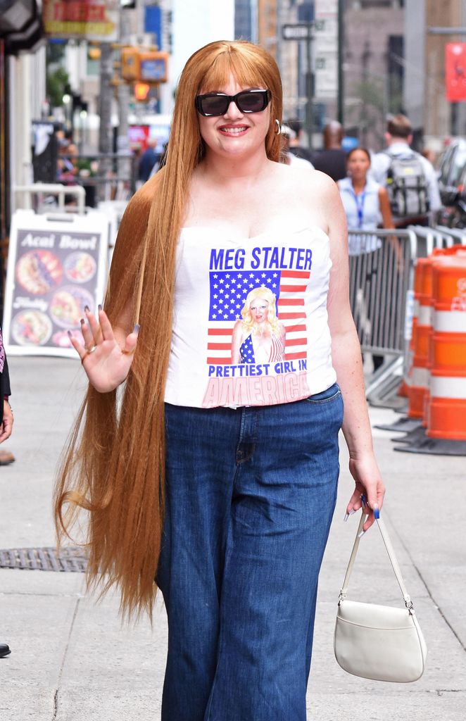 Megan, con un corsé en el que se lee 'Megan Stalter, la chica más guapa de América'
