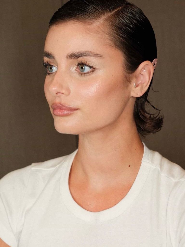 Taylor Hill con maquillaje natural y peinado wet