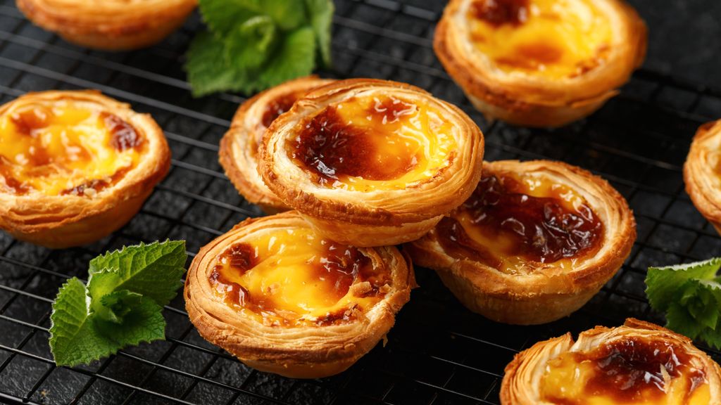 El pastel de nata es un dulce que se toma a cualquier hora, y que más que hacerlo en casa, se suele tomar fuera.