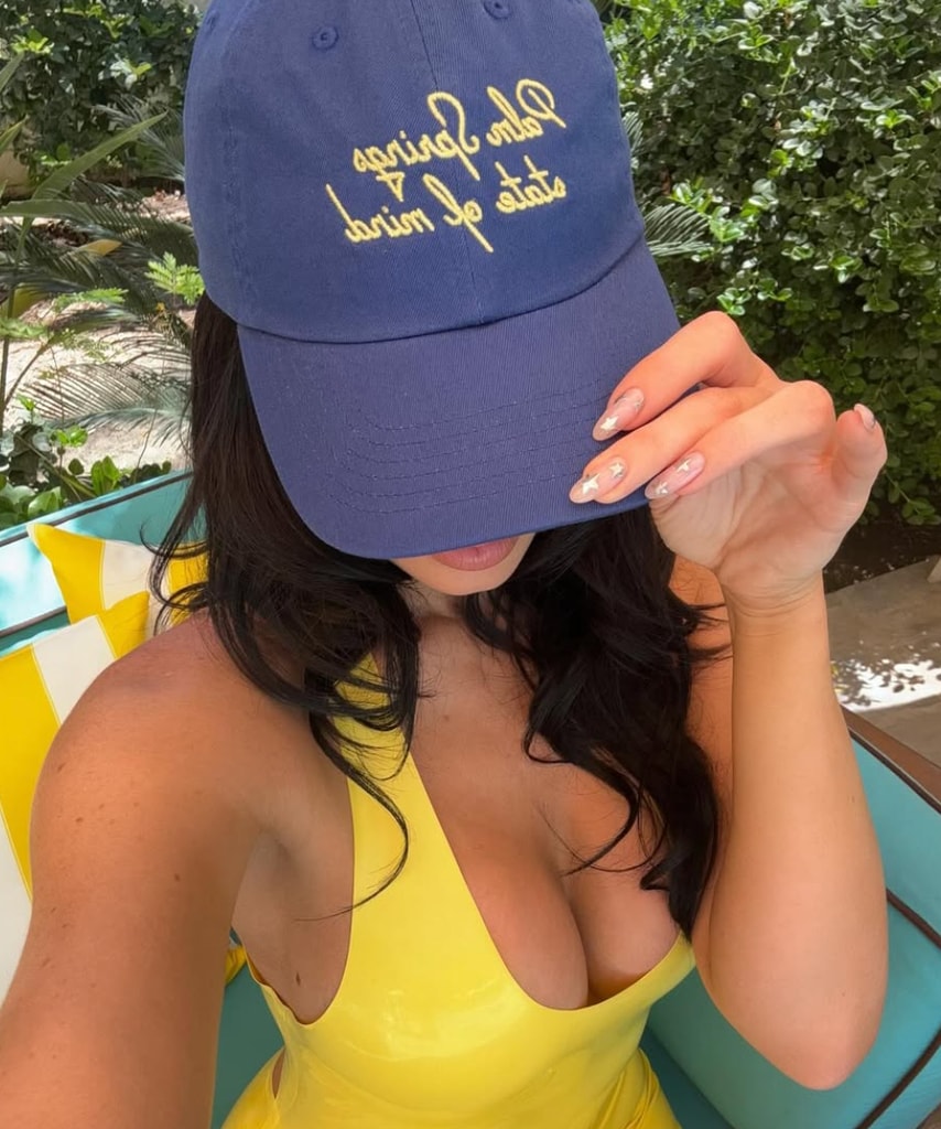 Jenner llevaba uñas con pequeñas estrellas. 